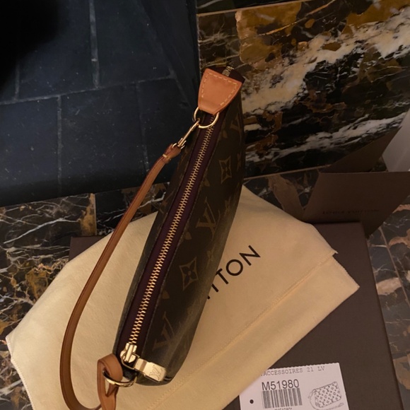 LOUIS VUITTON POCHETTE ACCESSOIRES MONOGRAM - Picture 9 of 16